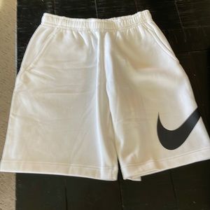 Nike Standard Fit/At Knee Length shorts